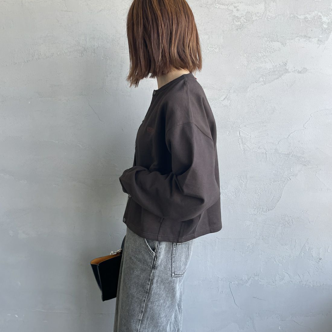 UNIVERSAL OVERALL [ユニバーサルオーバーオール] 別注 ワンポイントロゴ刺繍 スウェットカーディガン [U2532270IN-JF] BROWN &&モデル身長：158cm 着用サイズ：F&&