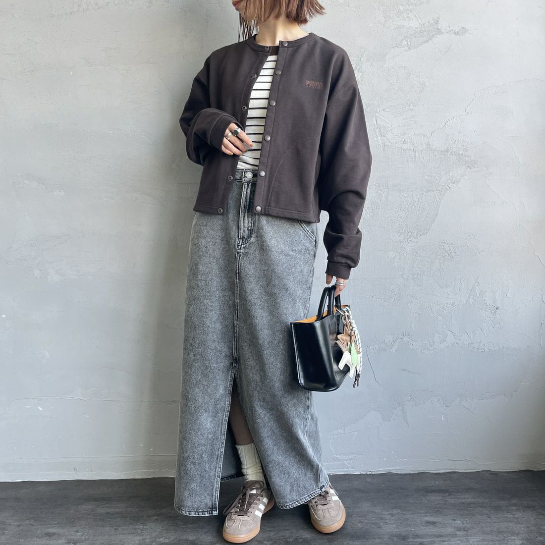 UNIVERSAL OVERALL [ユニバーサルオーバーオール] 別注 ワンポイントロゴ刺繍 スウェットカーディガン [U2532270IN-JF] BROWN &&モデル身長：158cm 着用サイズ：F&&