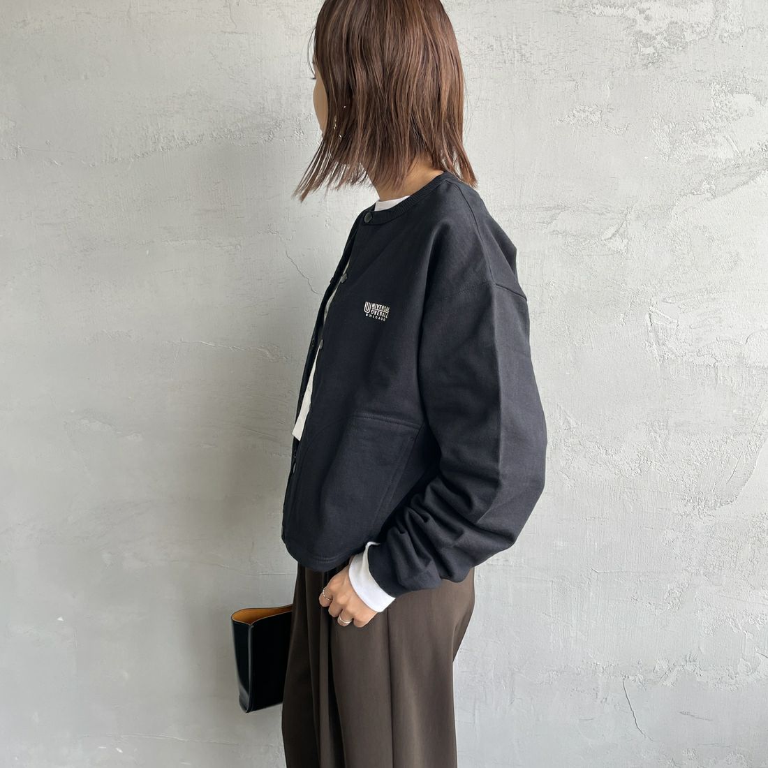 UNIVERSAL OVERALL [ユニバーサルオーバーオール] 別注 ワンポイントロゴ刺繍 スウェットカーディガン [U2532270IN-JF] BLACK &&モデル身長：159cm 着用サイズ：F&&