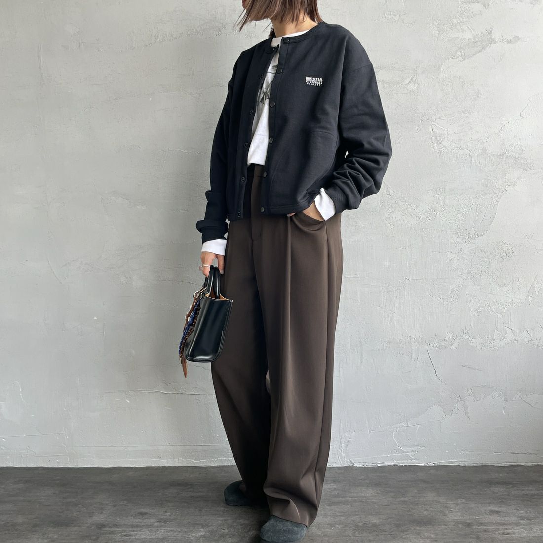 UNIVERSAL OVERALL [ユニバーサルオーバーオール] 別注 ワンポイントロゴ刺繍 スウェットカーディガン [U2532270IN-JF] BLACK &&モデル身長：159cm 着用サイズ：F&&