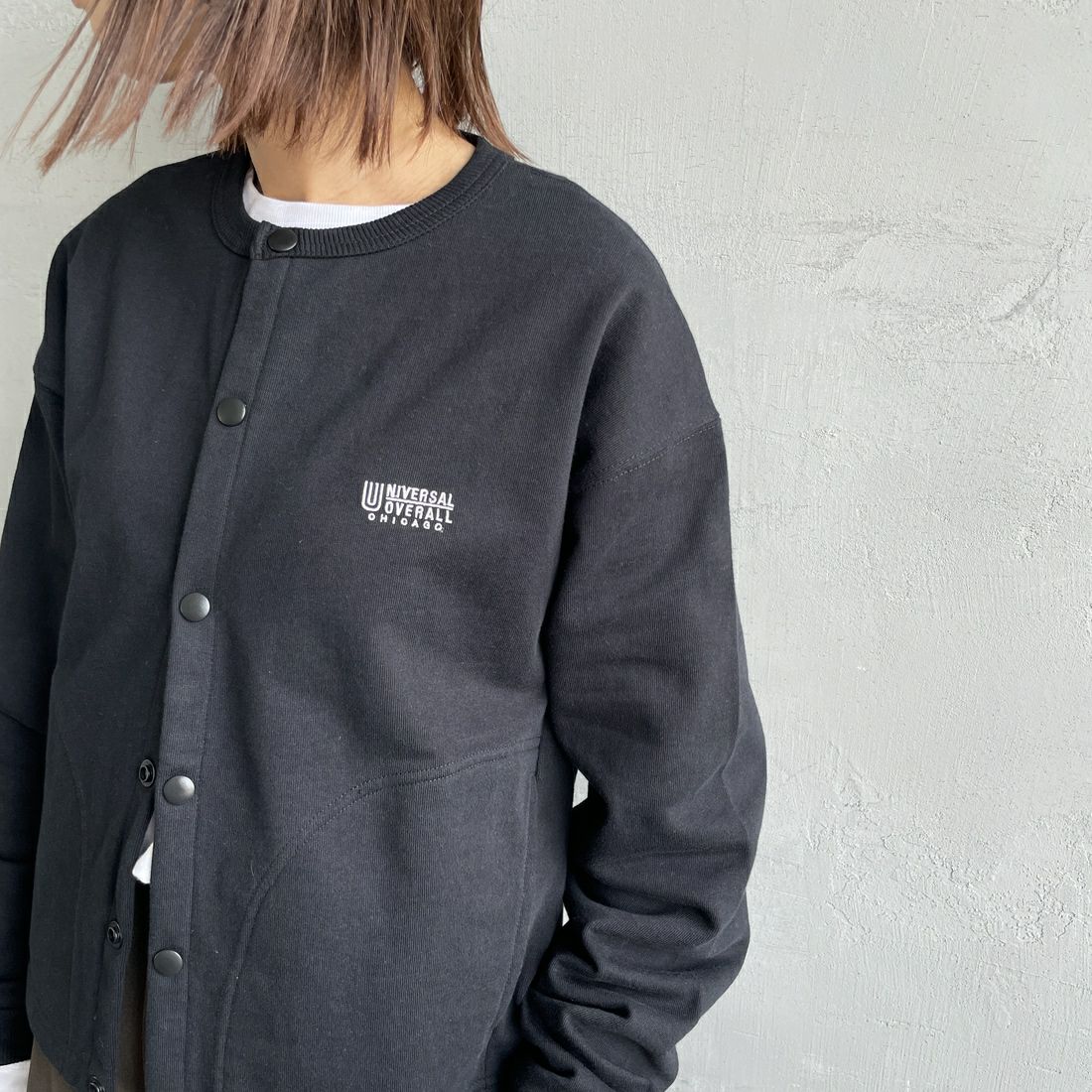UNIVERSAL OVERALL [ユニバーサルオーバーオール] 別注 ワンポイントロゴ刺繍 スウェットカーディガン [U2532270IN-JF] BLACK &&モデル身長：159cm 着用サイズ：F&&