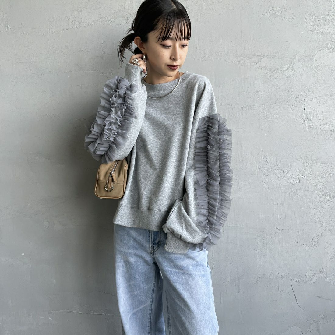 nenom [ネノム] 袖チュールフリルデザイン プルオーバースウェット [NE24132079] 06 T.GRAY &&モデル身長：150cm 着用サイズ：F&&