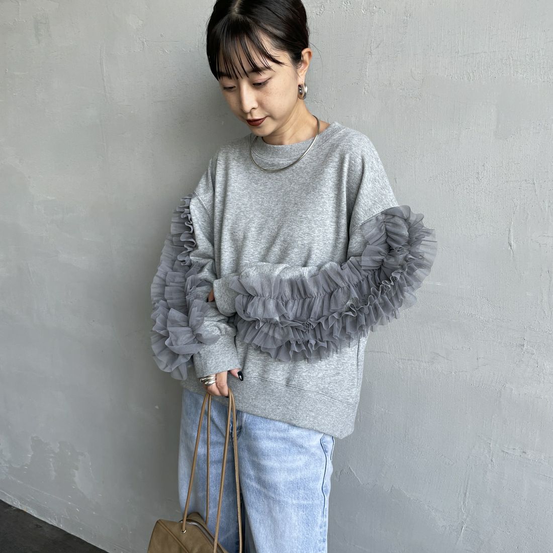 nenom [ネノム] 袖チュールフリルデザイン プルオーバースウェット [NE24132079] 06 T.GRAY &&モデル身長：150cm 着用サイズ：F&&