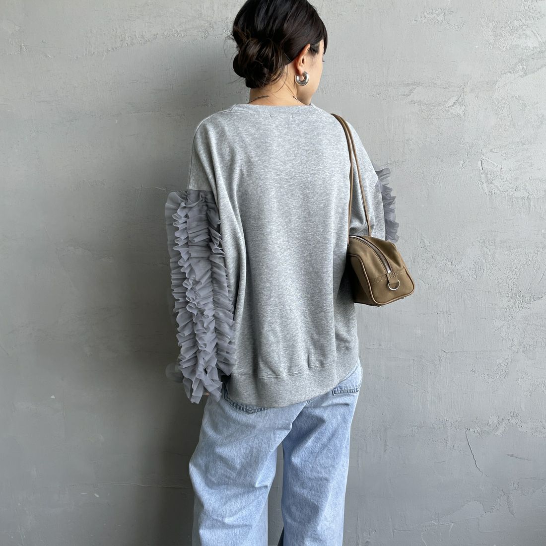 nenom [ネノム] 袖チュールフリルデザイン プルオーバースウェット [NE24132079] 06 T.GRAY &&モデル身長：150cm 着用サイズ：F&&