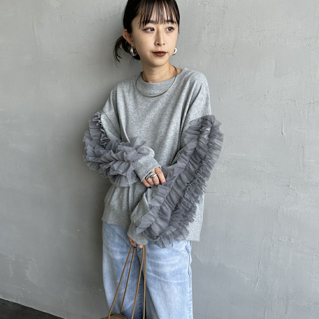 nenom [ネノム] 袖チュールフリルデザイン プルオーバースウェット [NE24132079] 06 T.GRAY &&モデル身長：150cm 着用サイズ：F&&