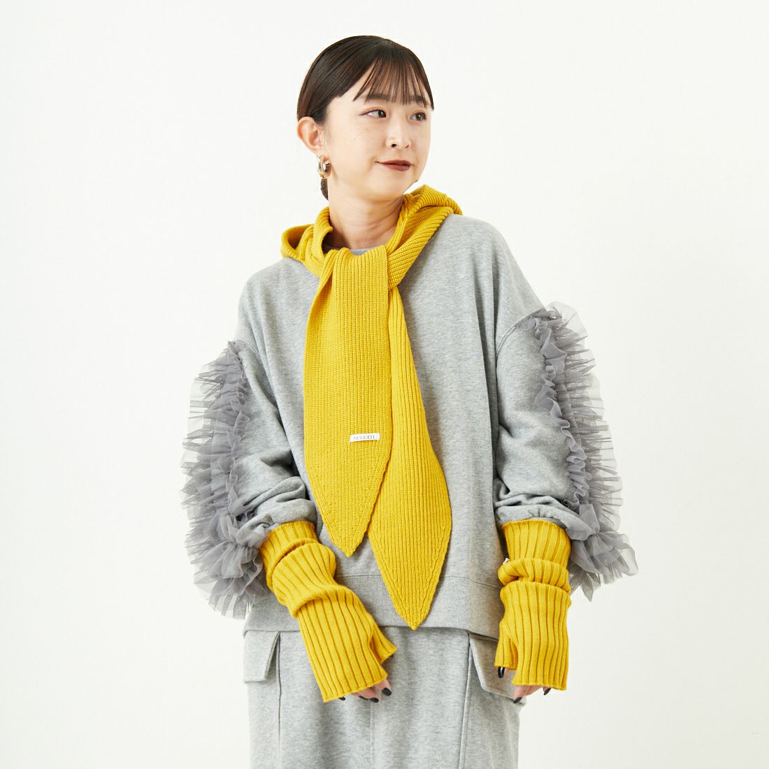 nenom [ネノム] 袖チュールフリルデザイン プルオーバースウェット [NE24132079] 06 T.GRAY &&モデル身長：150cm 着用サイズ：F&&