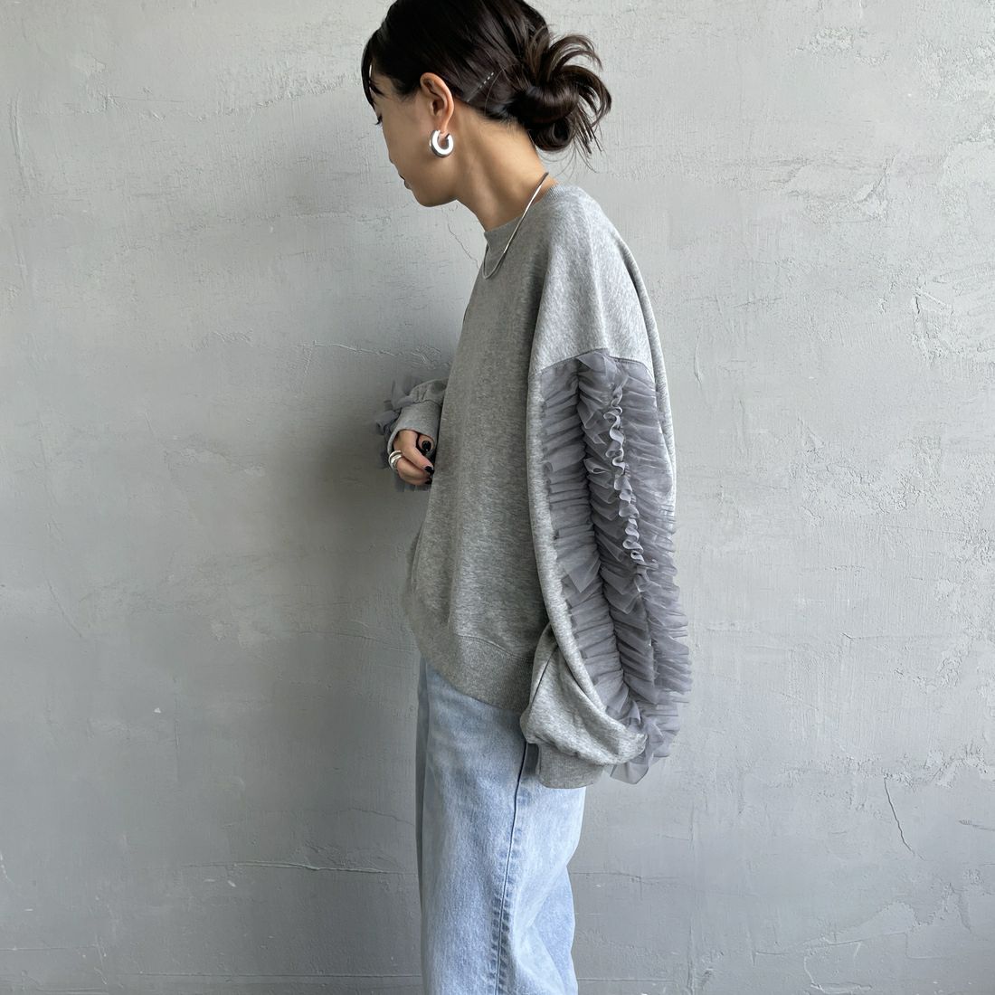 nenom [ネノム] 袖チュールフリルデザイン プルオーバースウェット [NE24132079] 06 T.GRAY &&モデル身長：150cm 着用サイズ：F&&