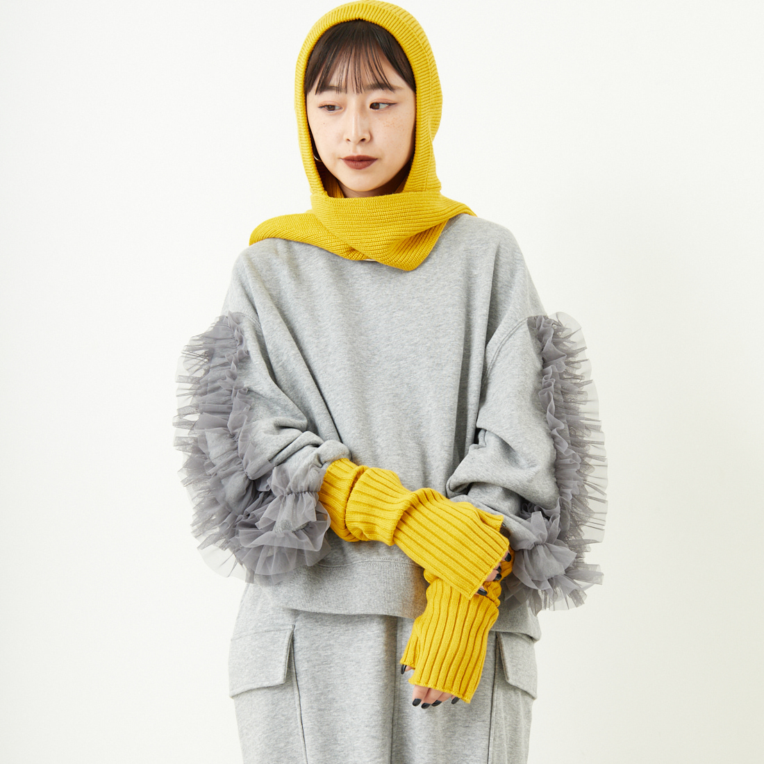 nenom [ネノム] 袖チュールフリルデザイン プルオーバースウェット [NE24132079] 06 T.GRAY &&モデル身長：150cm 着用サイズ：F&&