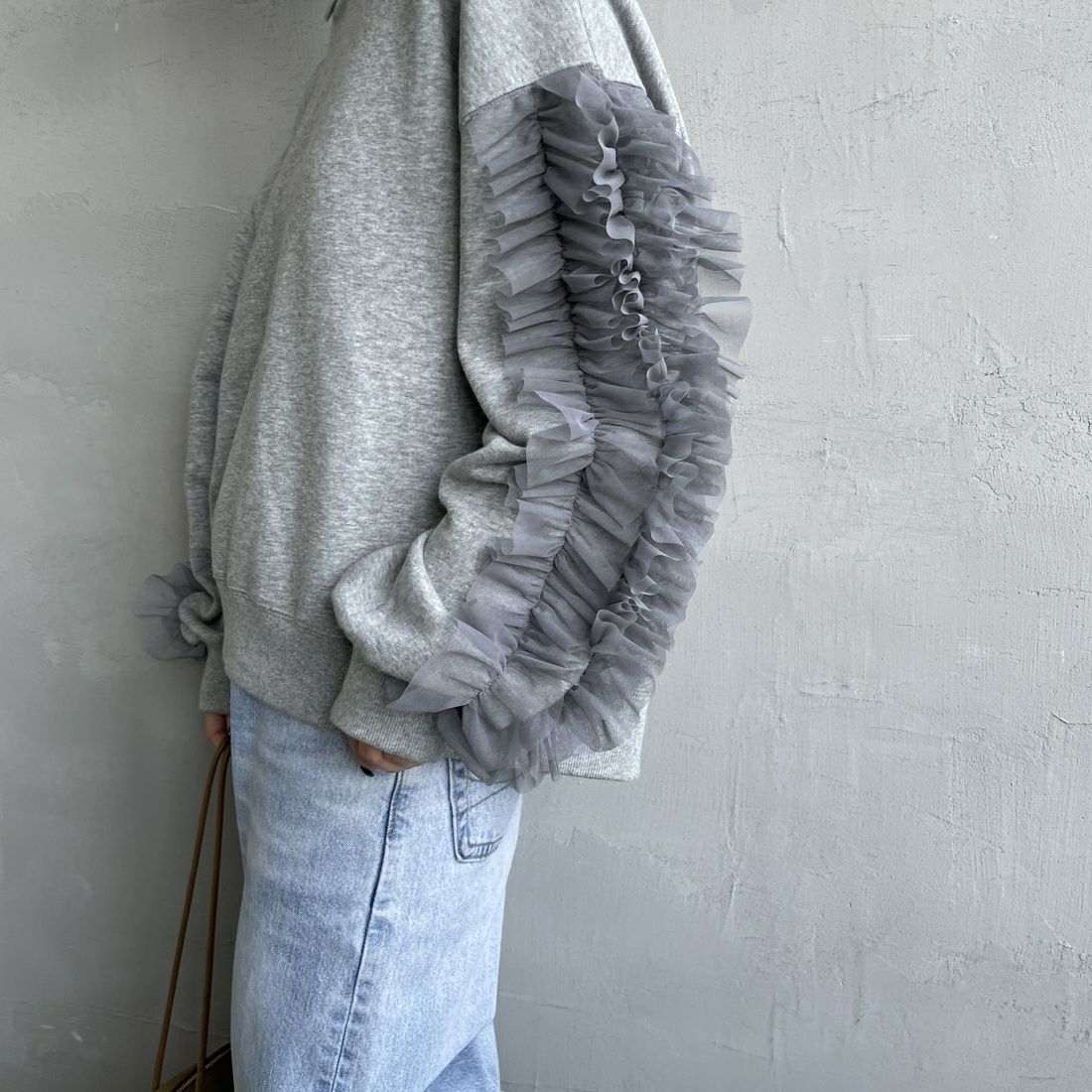 nenom [ネノム] 袖チュールフリルデザイン プルオーバースウェット [NE24132079] 06 T.GRAY &&モデル身長：150cm 着用サイズ：F&&