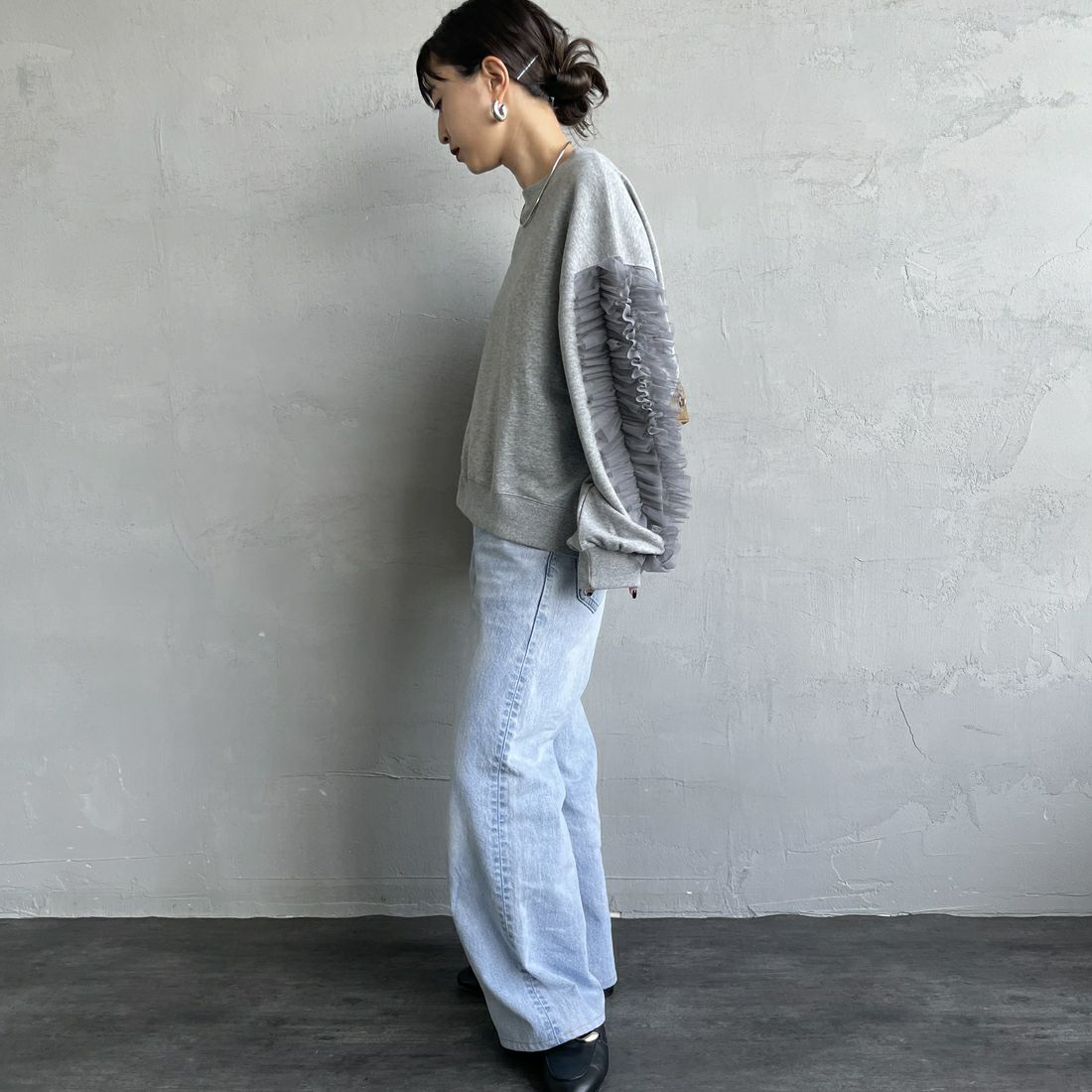 nenom [ネノム] 袖チュールフリルデザイン プルオーバースウェット [NE24132079] 06 T.GRAY &&モデル身長：150cm 着用サイズ：F&&