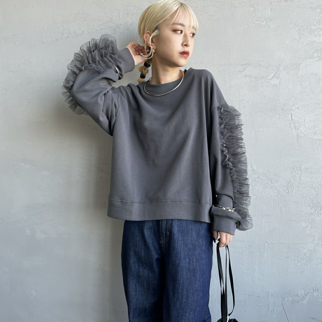 nenom [ネノム] 袖チュールフリルデザイン プルオーバースウェット [NE24132079] 08 CHARCOA &&モデル身長：150cm 着用サイズ：F&&