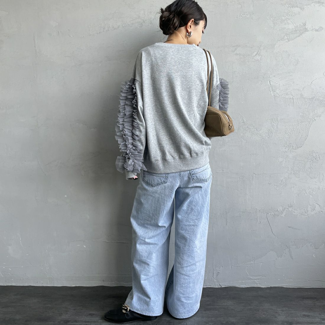 nenom [ネノム] 袖チュールフリルデザイン プルオーバースウェット [NE24132079] 06 T.GRAY &&モデル身長：150cm 着用サイズ：F&&