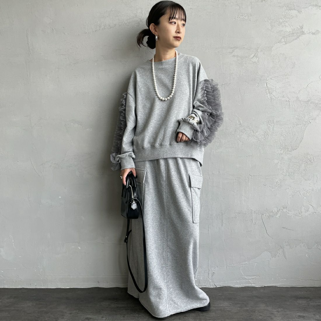 nenom [ネノム] 袖チュールフリルデザイン プルオーバースウェット [NE24132079] 06 T.GRAY &&モデル身長：150cm 着用サイズ：F&&