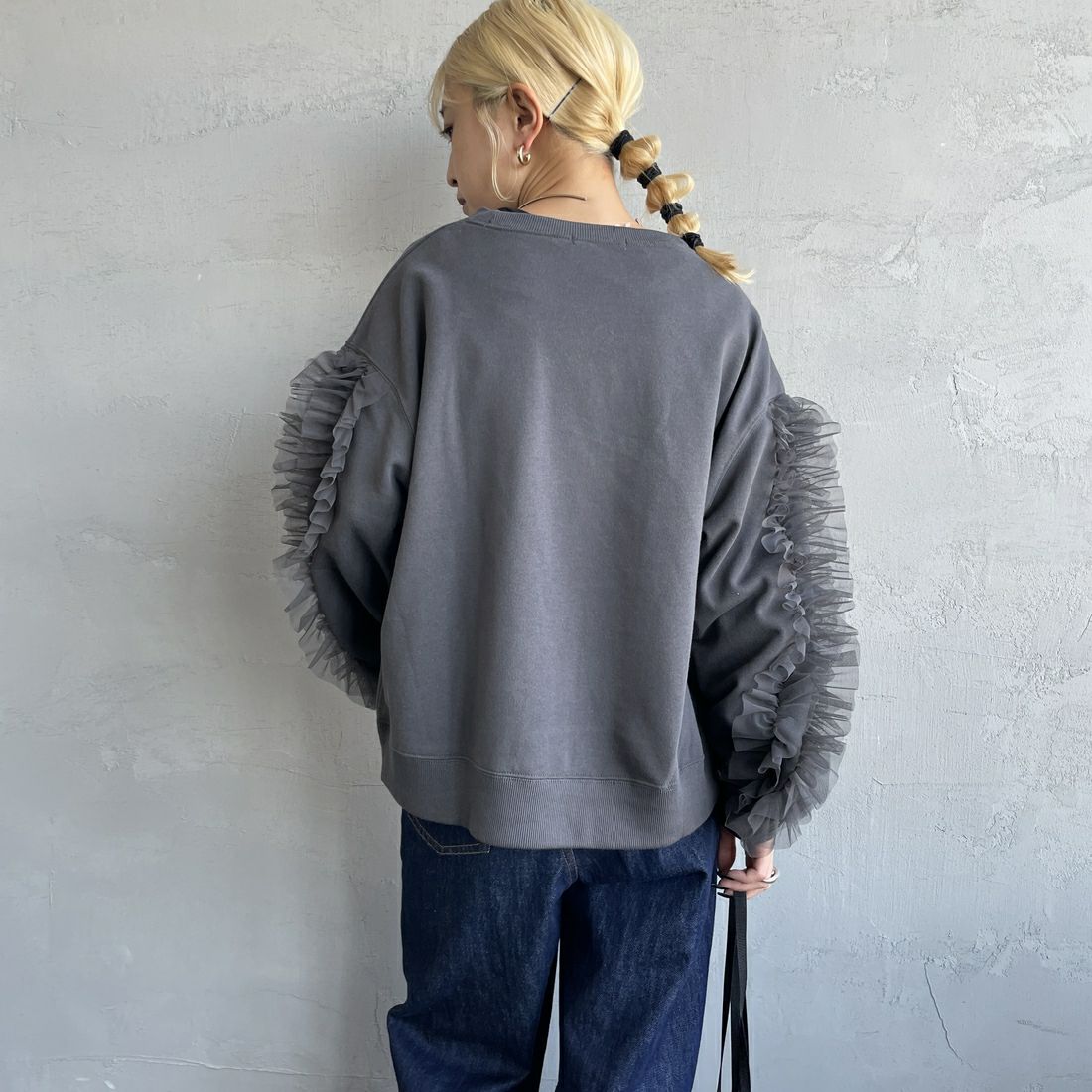 nenom [ネノム] 袖チュールフリルデザイン プルオーバースウェット [NE24132079] 08 CHARCOA &&モデル身長：150cm 着用サイズ：F&&