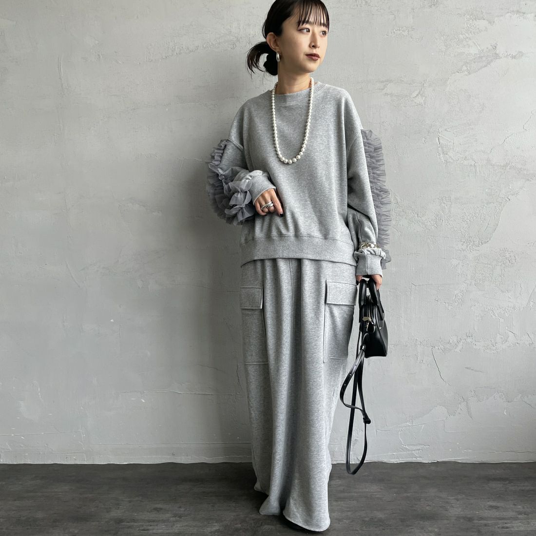 nenom [ネノム] 袖チュールフリルデザイン プルオーバースウェット [NE24132079] 06 T.GRAY &&モデル身長：150cm 着用サイズ：F&&