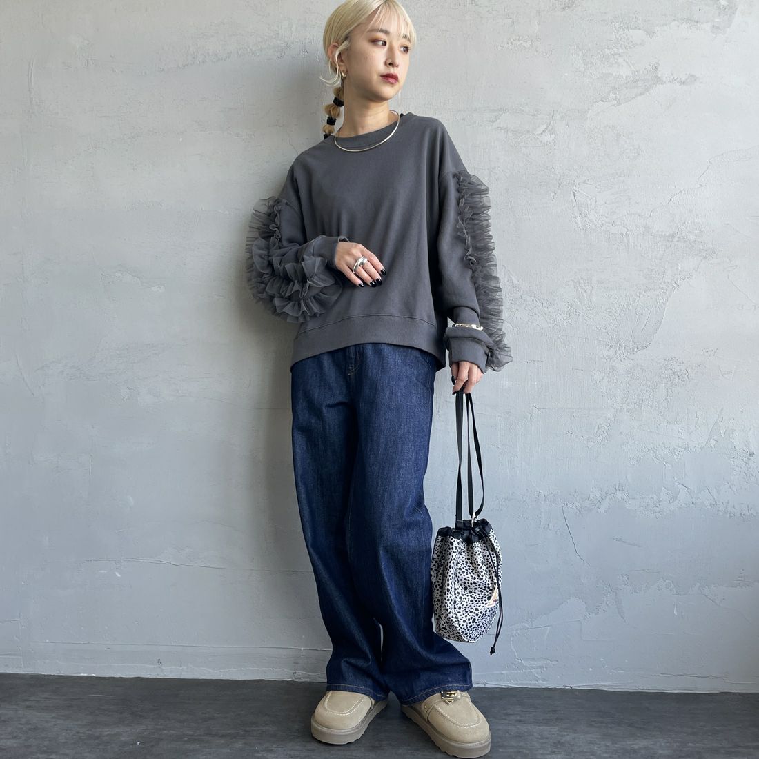 nenom [ネノム] 袖チュールフリルデザイン プルオーバースウェット [NE24132079] 08 CHARCOA &&モデル身長：150cm 着用サイズ：F&&