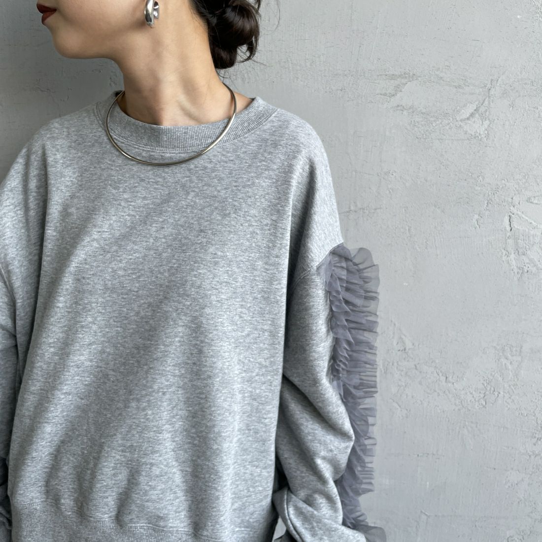 nenom [ネノム] 袖チュールフリルデザイン プルオーバースウェット [NE24132079] 06 T.GRAY &&モデル身長：150cm 着用サイズ：F&&
