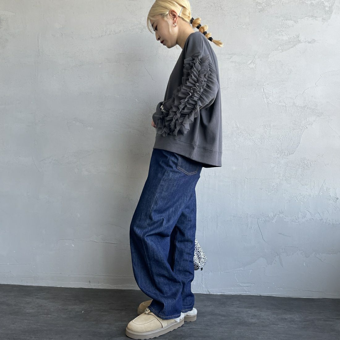 nenom [ネノム] 袖チュールフリルデザイン プルオーバースウェット [NE24132079] 08 CHARCOA &&モデル身長：150cm 着用サイズ：F&&