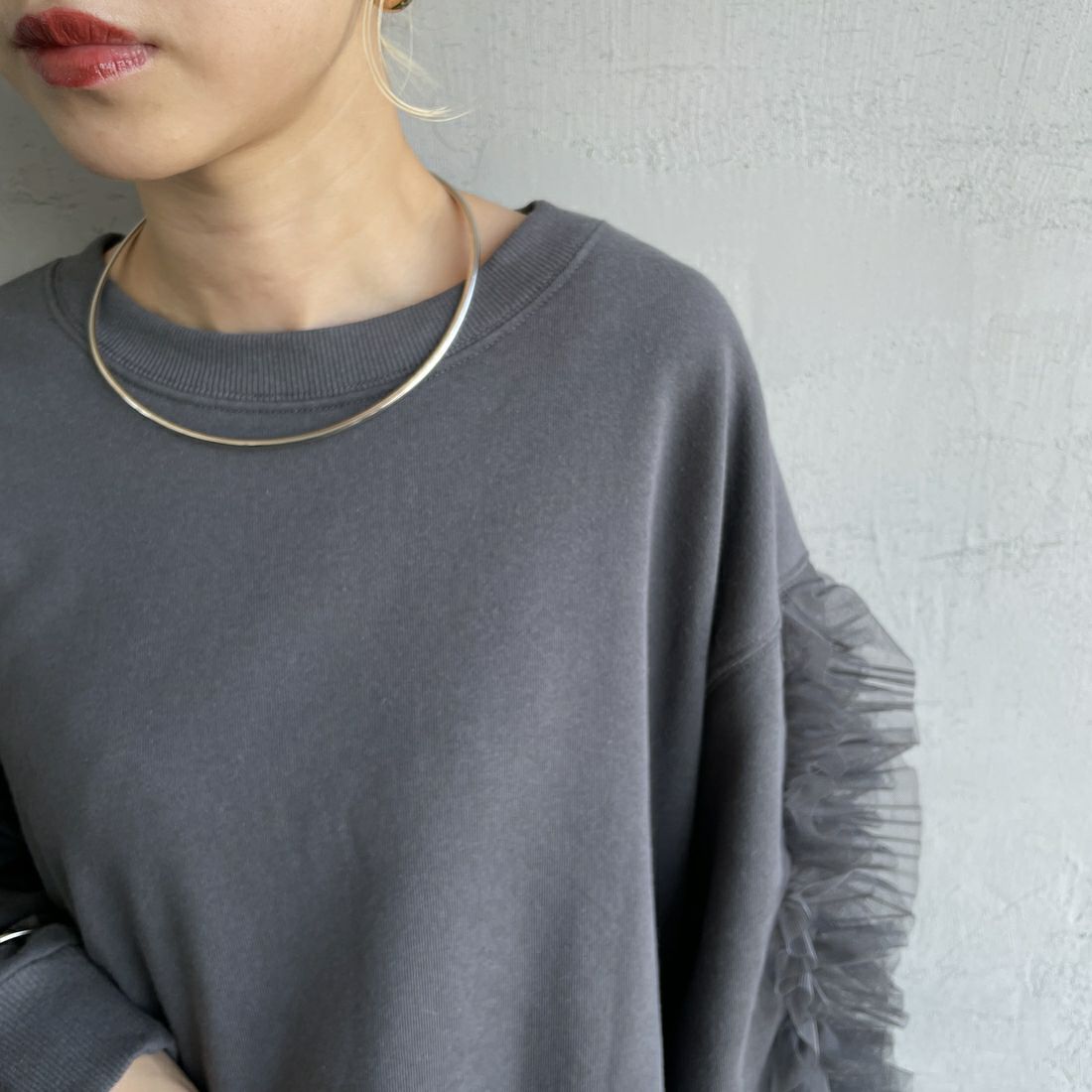 nenom [ネノム] 袖チュールフリルデザイン プルオーバースウェット [NE24132079] 08 CHARCOA &&モデル身長：150cm 着用サイズ：F&&