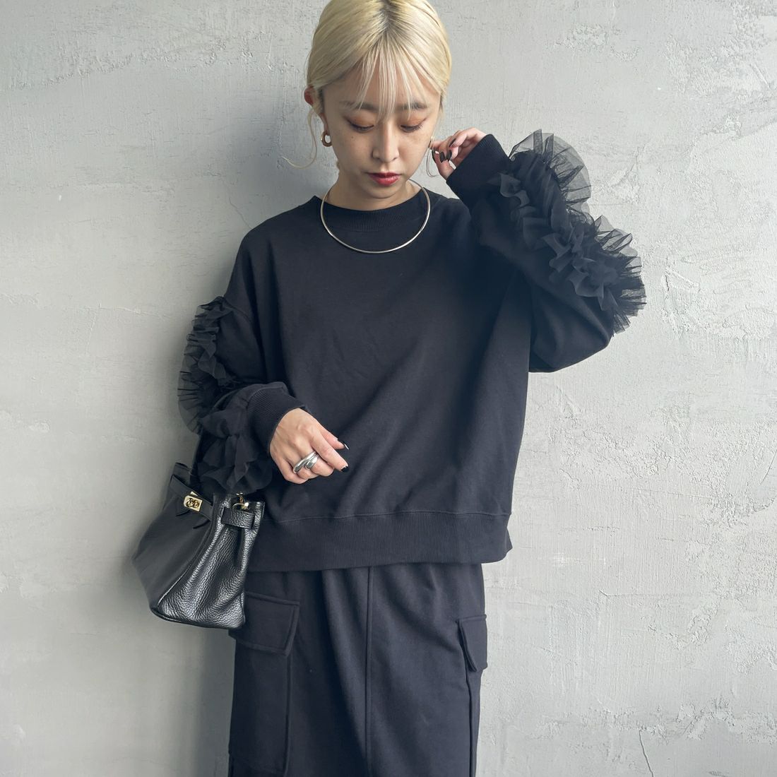 nenom [ネノム] 袖チュールフリルデザイン プルオーバースウェット [NE24132079] 09 BLACK &&モデル身長：150cm 着用サイズ：F&&