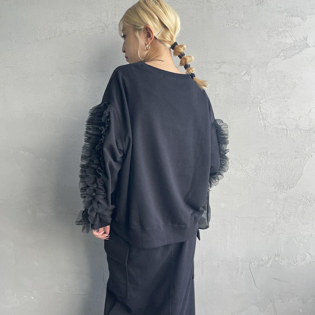 nenom [ネノム] 袖チュールフリルデザイン プルオーバースウェット [NE24132079] 09 BLACK &&モデル身長：150cm 着用サイズ：F&&