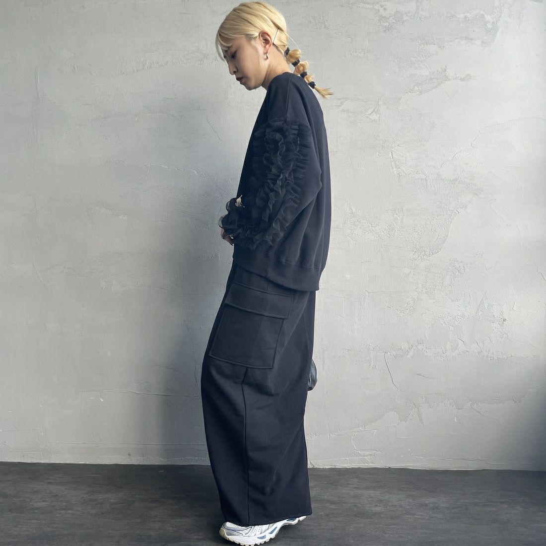 nenom [ネノム] 袖チュールフリルデザイン プルオーバースウェット [NE24132079] 09 BLACK &&モデル身長：150cm 着用サイズ：F&&