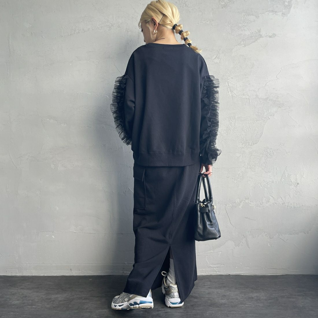 nenom [ネノム] 袖チュールフリルデザイン プルオーバースウェット [NE24132079] 09 BLACK &&モデル身長：150cm 着用サイズ：F&&