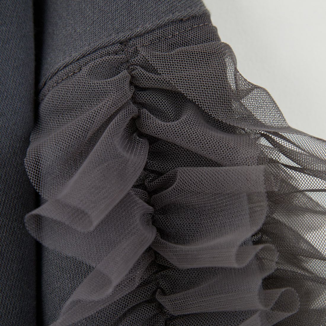 nenom [ネノム] 袖チュールフリルデザイン プルオーバースウェット [NE24132079] 08 CHARCOA