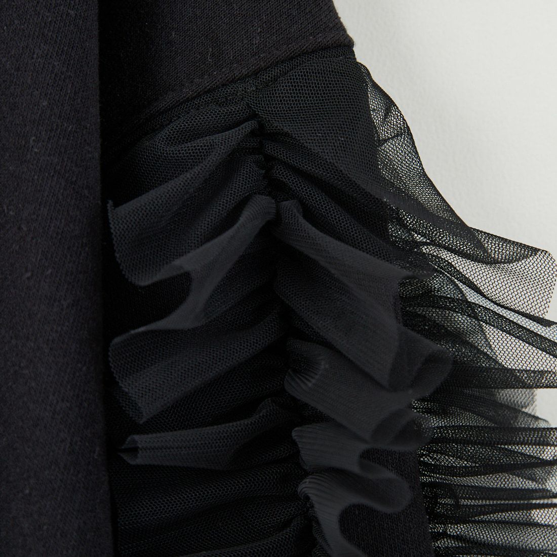 nenom [ネノム] 袖チュールフリルデザイン プルオーバースウェット [NE24132079] 09 BLACK