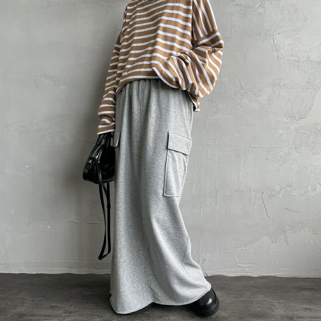 nenom [ネノム] カーゴデザイン ナローロングスウェットスカート [NE24132085] 06 T.GRAY &&モデル身長：150cm 着用サイズ：F&&