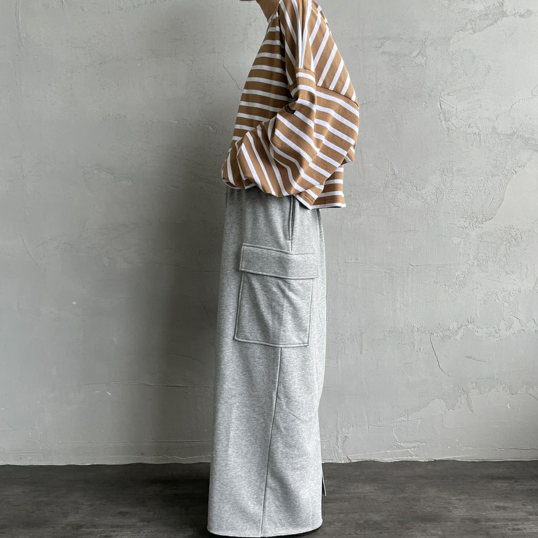 nenom [ネノム] カーゴデザイン ナローロングスウェットスカート [NE24132085] 06 T.GRAY &&モデル身長：150cm 着用サイズ：F&&