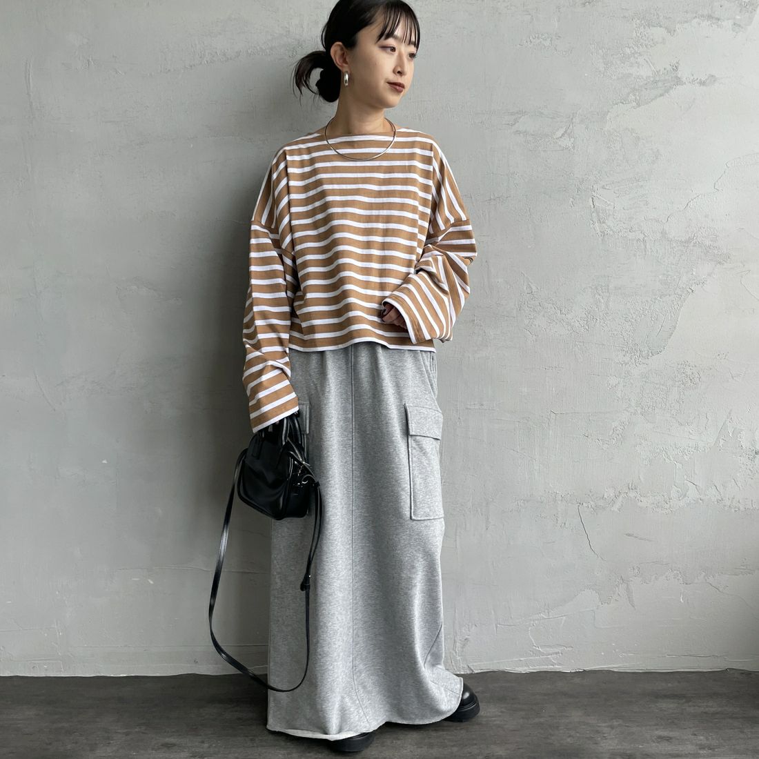 nenom [ネノム] カーゴデザイン ナローロングスウェットスカート [NE24132085] 06 T.GRAY &&モデル身長：150cm 着用サイズ：F&&