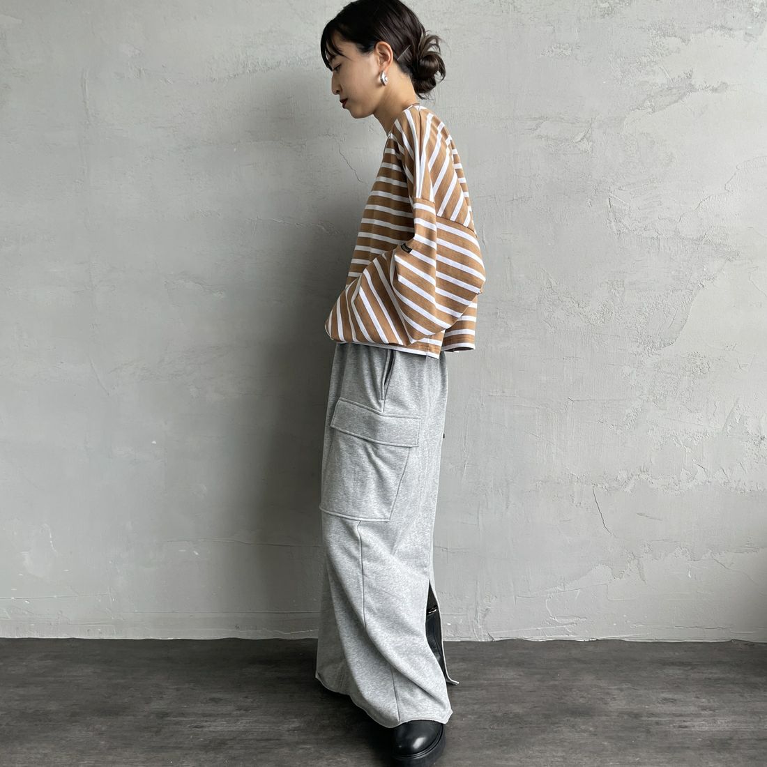 nenom [ネノム] カーゴデザイン ナローロングスウェットスカート [NE24132085] 06 T.GRAY &&モデル身長：150cm 着用サイズ：F&&