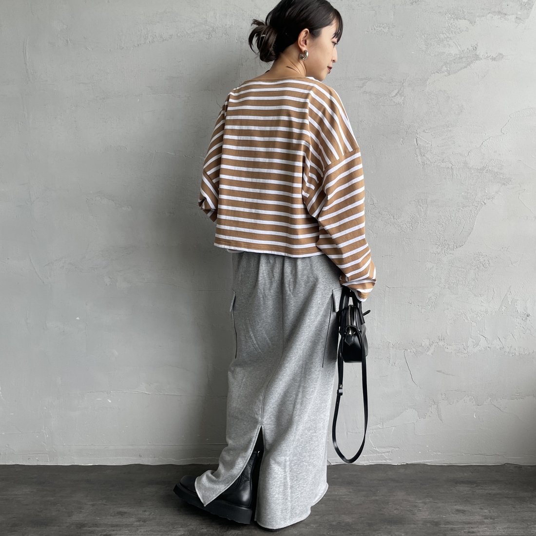 nenom [ネノム] カーゴデザイン ナローロングスウェットスカート [NE24132085] 06 T.GRAY &&モデル身長：150cm 着用サイズ：F&&