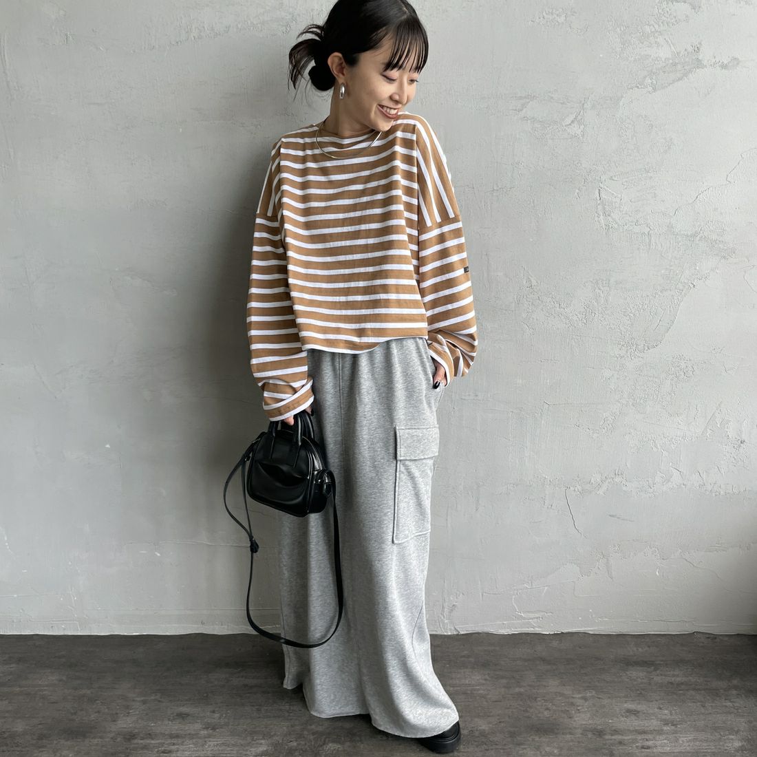 nenom [ネノム] カーゴデザイン ナローロングスウェットスカート [NE24132085] 06 T.GRAY &&モデル身長：150cm 着用サイズ：F&&