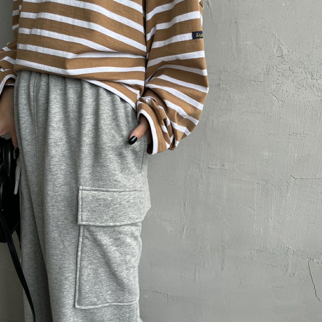 nenom [ネノム] カーゴデザイン ナローロングスウェットスカート [NE24132085] 06 T.GRAY &&モデル身長：150cm 着用サイズ：F&&