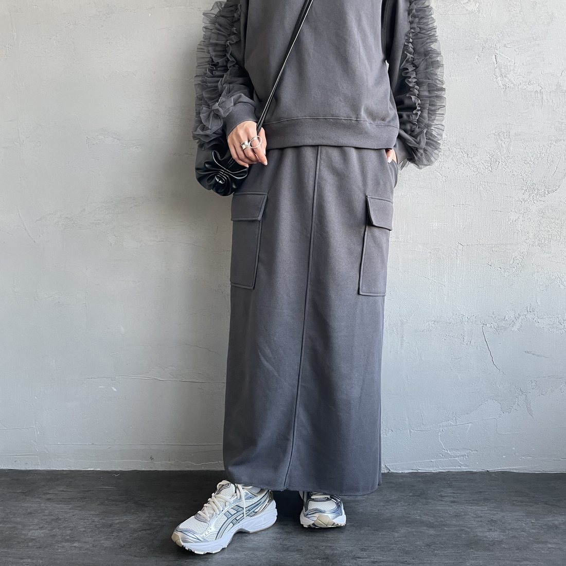 nenom [ネノム] カーゴデザイン ナローロングスウェットスカート [NE24132085] 08 CHARCOA &&モデル身長：159cm 着用サイズ：F&&