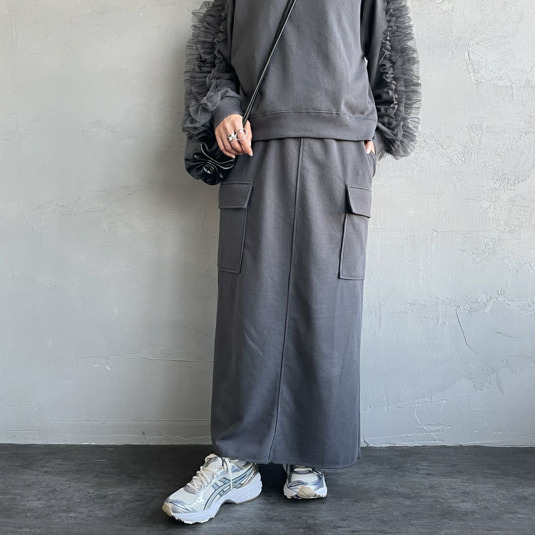 nenom [ネノム] カーゴデザイン ナローロングスウェットスカート [NE24132085] 08 CHARCOA &&モデル身長：159cm 着用サイズ：F&&
