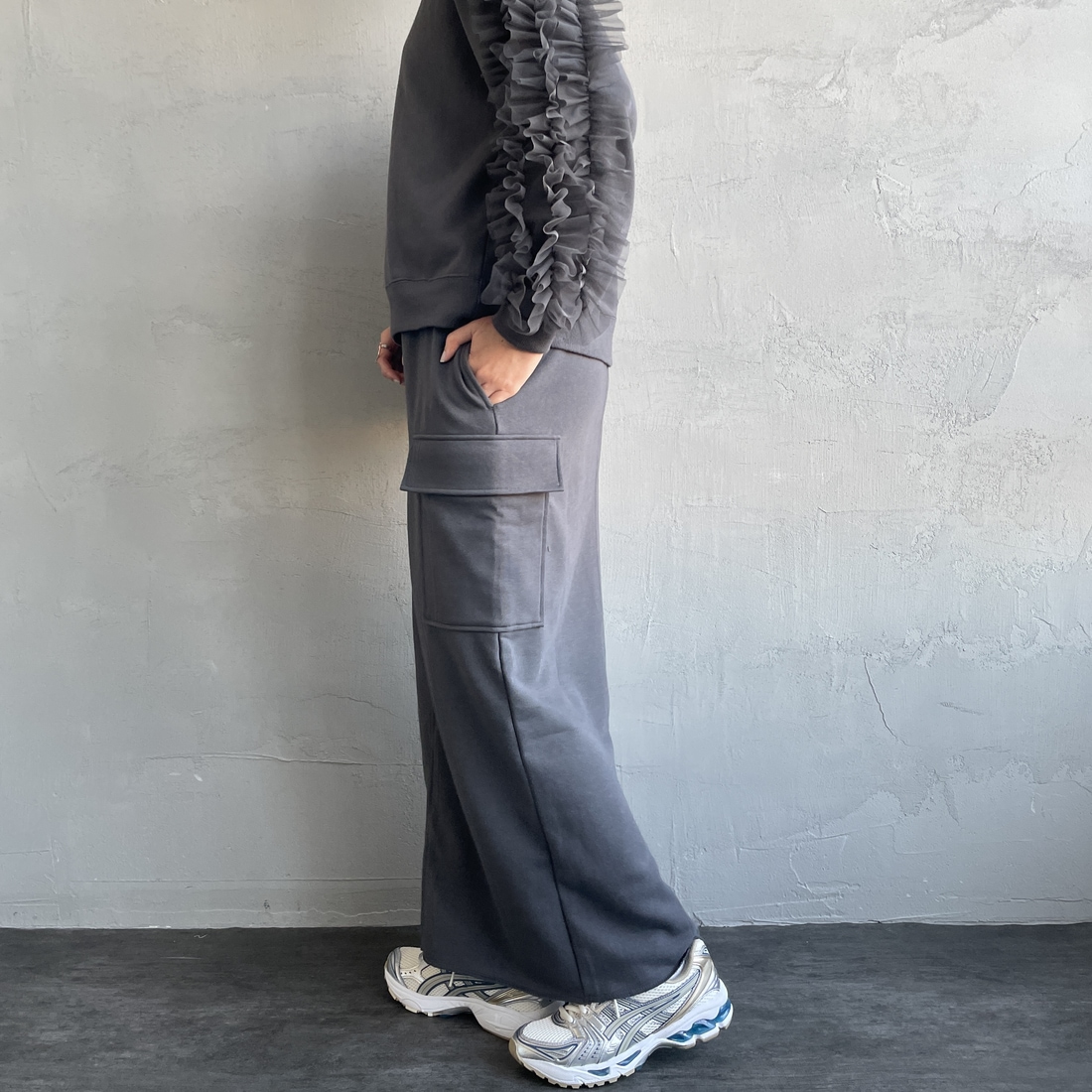 nenom [ネノム] カーゴデザイン ナローロングスウェットスカート [NE24132085] 08 CHARCOA &&モデル身長：159cm 着用サイズ：F&&