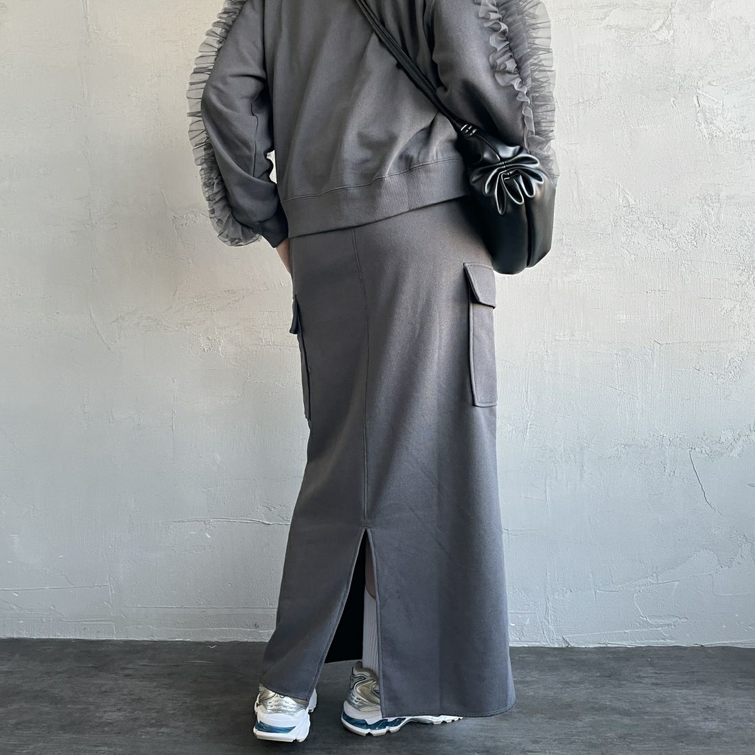 nenom [ネノム] カーゴデザイン ナローロングスウェットスカート [NE24132085] 08 CHARCOA &&モデル身長：159cm 着用サイズ：F&&