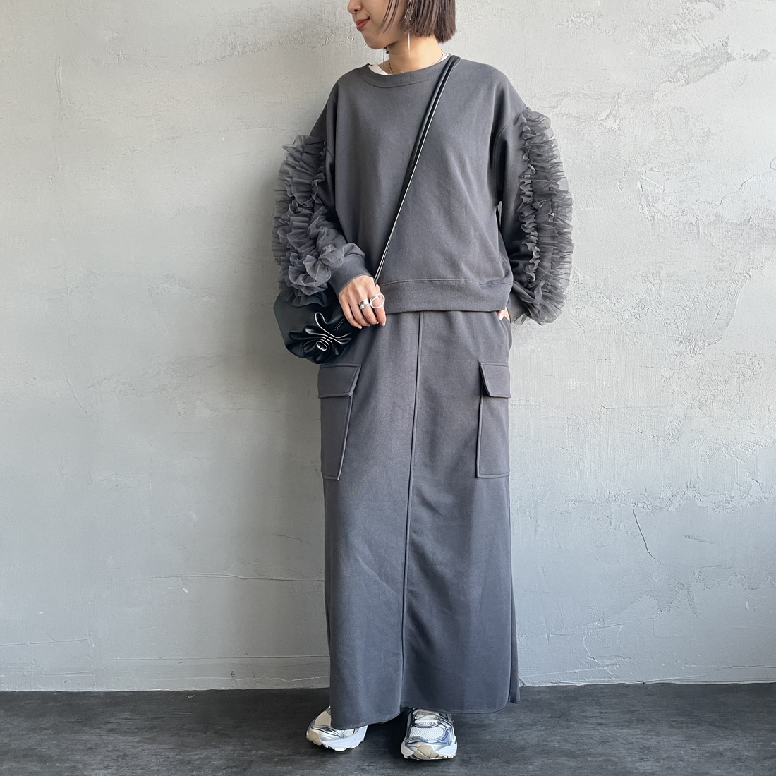 nenom [ネノム] カーゴデザイン ナローロングスウェットスカート [NE24132085] 08 CHARCOA &&モデル身長：159cm 着用サイズ：F&&