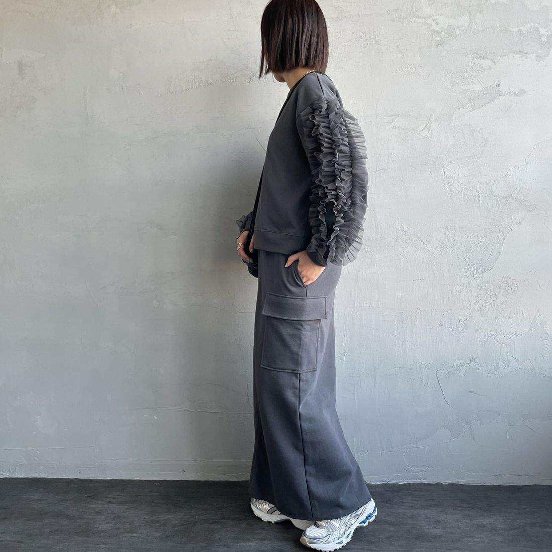 nenom [ネノム] カーゴデザイン ナローロングスウェットスカート [NE24132085] 08 CHARCOA &&モデル身長：159cm 着用サイズ：F&&
