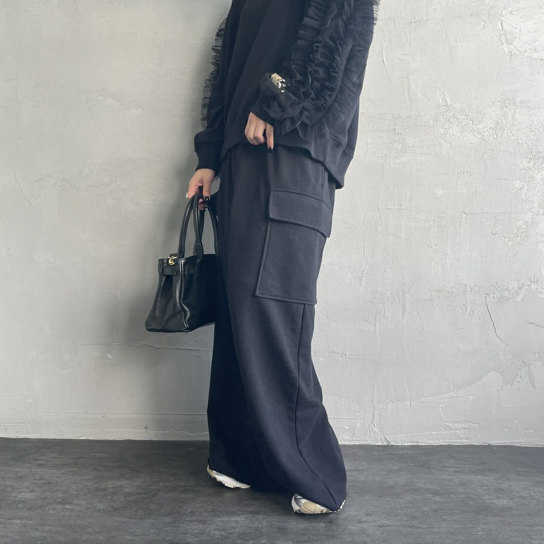 nenom [ネノム] カーゴデザイン ナローロングスウェットスカート [NE24132085] 09 BLACK &&モデル身長：150cm 着用サイズ：F&&