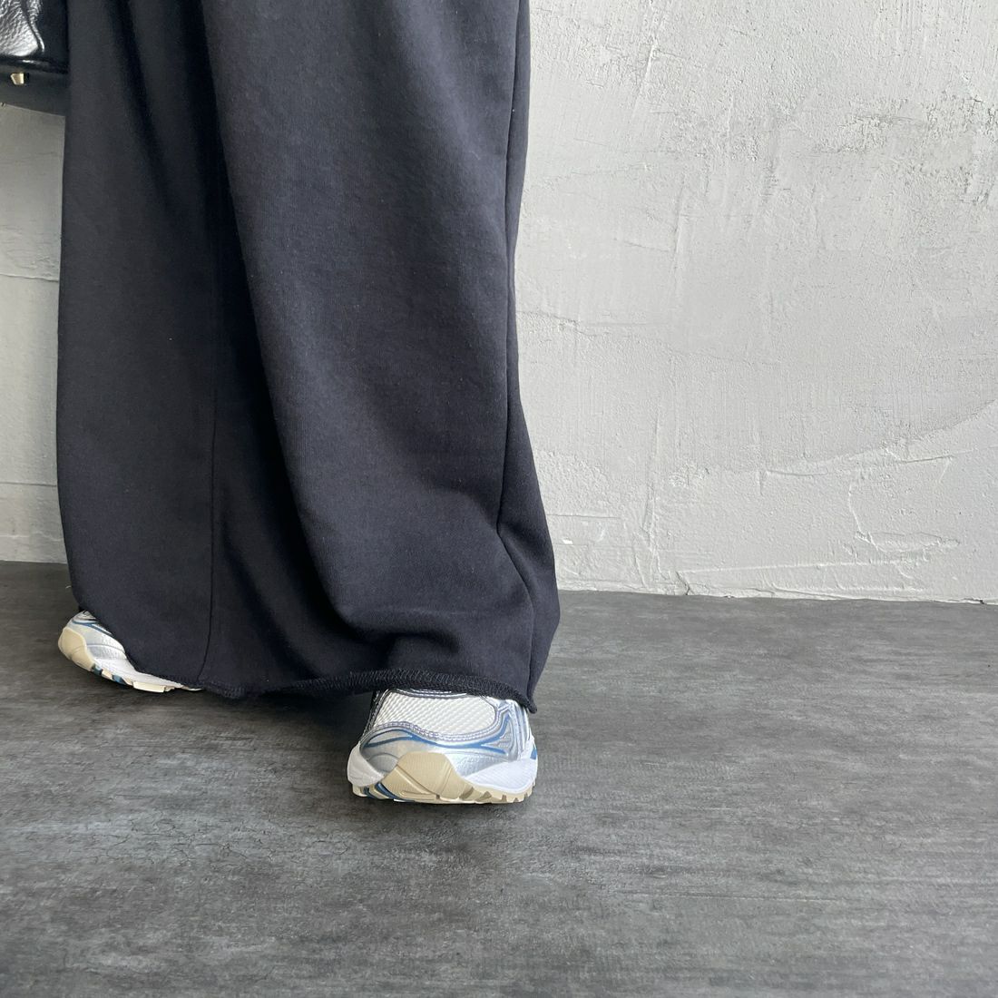 nenom [ネノム] カーゴデザイン ナローロングスウェットスカート [NE24132085] 09 BLACK &&モデル身長：150cm 着用サイズ：F&&