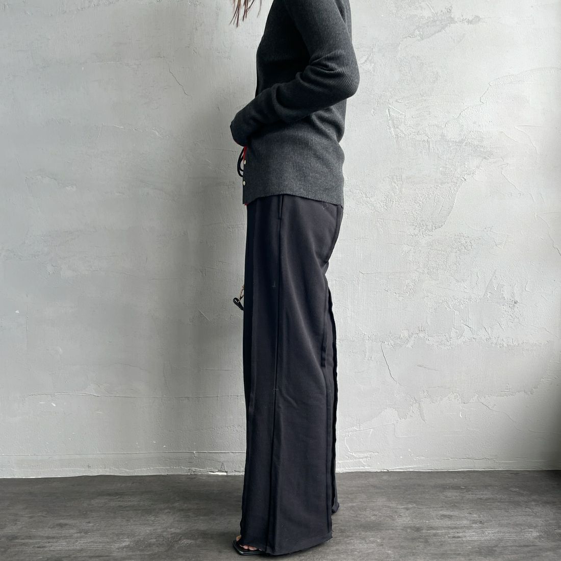 nenom [ネノム] アウトシーム スウェットパンツ [NE25132015] 09 BLACK &&モデル身長：158cm 着用サイズ：F&&