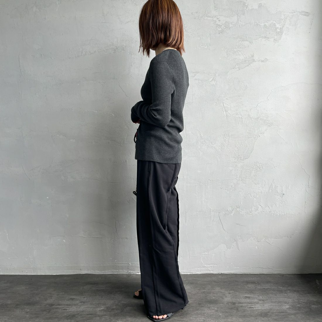 nenom [ネノム] アウトシーム スウェットパンツ [NE25132015] 09 BLACK &&モデル身長：158cm 着用サイズ：F&&
