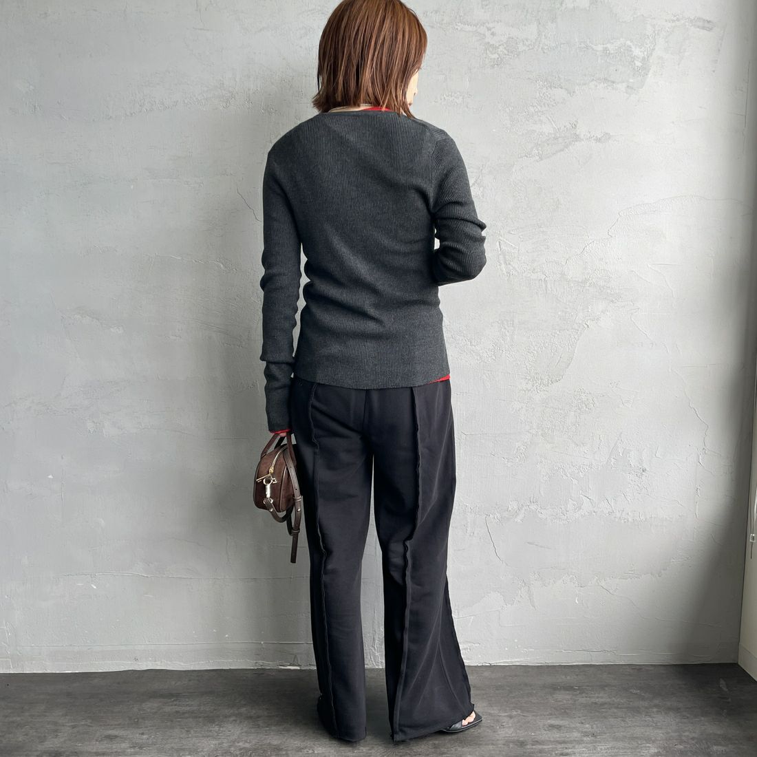 nenom [ネノム] アウトシーム スウェットパンツ [NE25132015] 09 BLACK &&モデル身長：158cm 着用サイズ：F&&