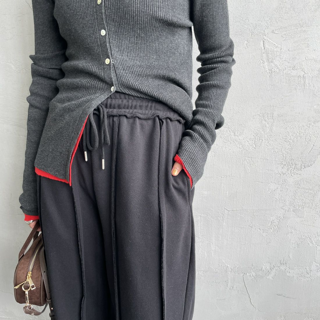 nenom [ネノム] アウトシーム スウェットパンツ [NE25132015] 09 BLACK &&モデル身長：158cm 着用サイズ：F&&