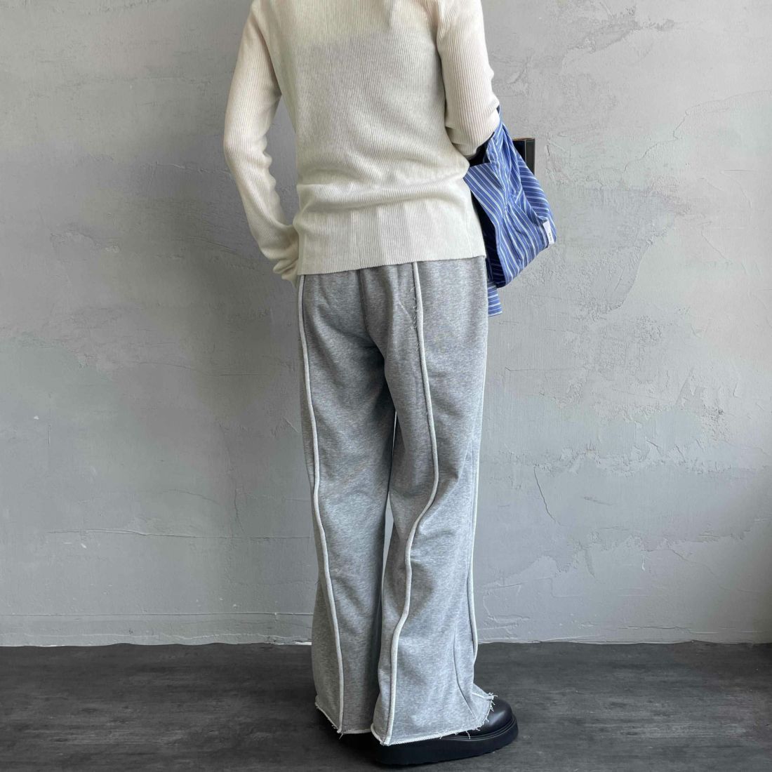 nenom [ネノム] アウトシーム スウェットパンツ [NE25132015] 06 T.GRAY &&モデル身長：158cm 着用サイズ：F&&