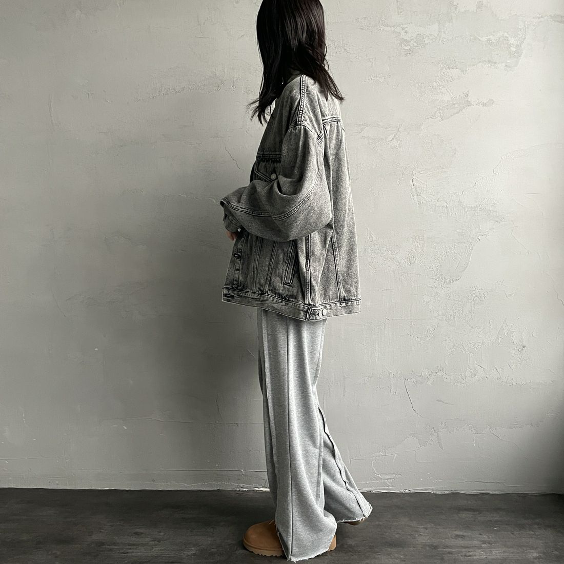 nenom [ネノム] アウトシーム スウェットパンツ [NE25132015] 06 T.GRAY &&モデル身長：160cm 着用サイズ：F&&